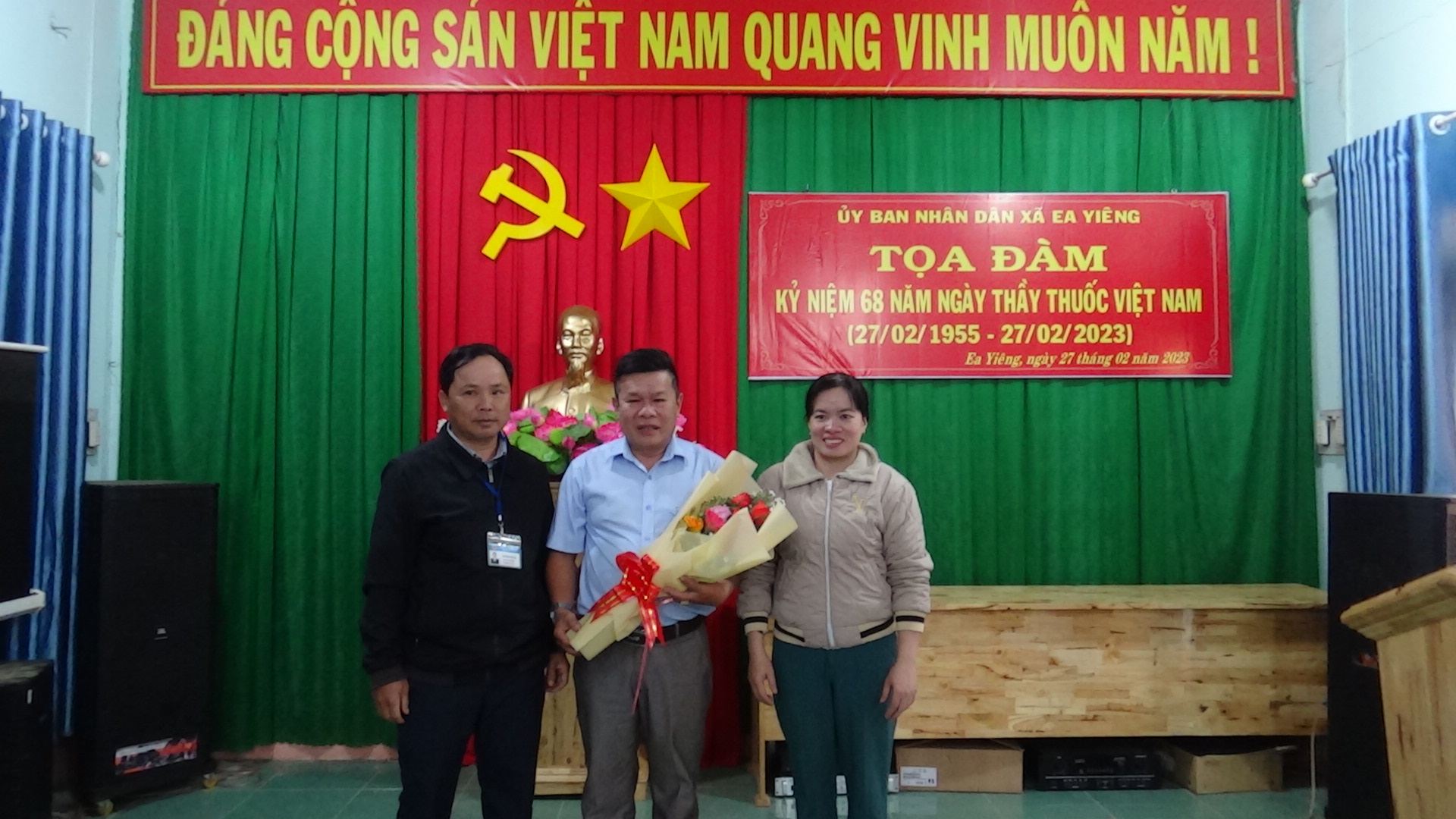 Đảng ủy, HĐND, UBND, UBMTTQVN xã Ea Yiêng tổ chức Gặt Mặt nhân kỷ niệm 68 năm Ngày Thầy thuốc Việt Nam (27/2/1955)-( 27/2/2023). 